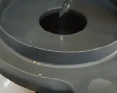 Step <p>Incorporamos el vino, el vinagre y la sal, colocamos el recipiente varoma en su posición y ponemos el pescado (cualquier pescado que ya esté cocinado, así lo calentamos), los champiñones en cuartos. y cocinamos 8 min/Varoma/giro inverso/vel cuchara. </p> illustration