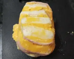 Step <p>Una vez frio (Yo recomiendo dejar en la nevera un par de horas) lo cortamos en tajadas. Ponemos la sartén en el fuego y cuando esté caliente añadimos unas gotas de aceite. Tueste los filetes y sirva.</p> illustration