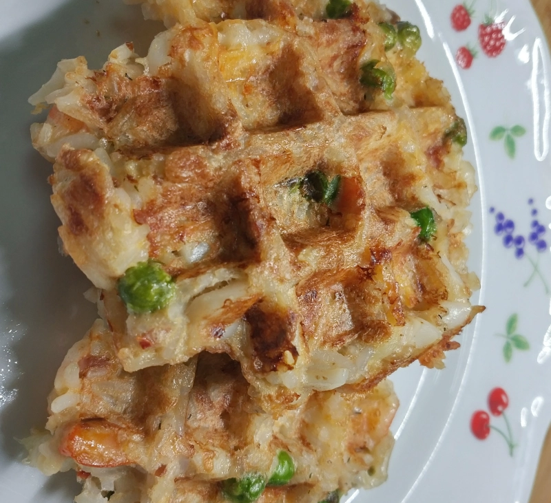 Gofres de arroz con guisantes y langostinos