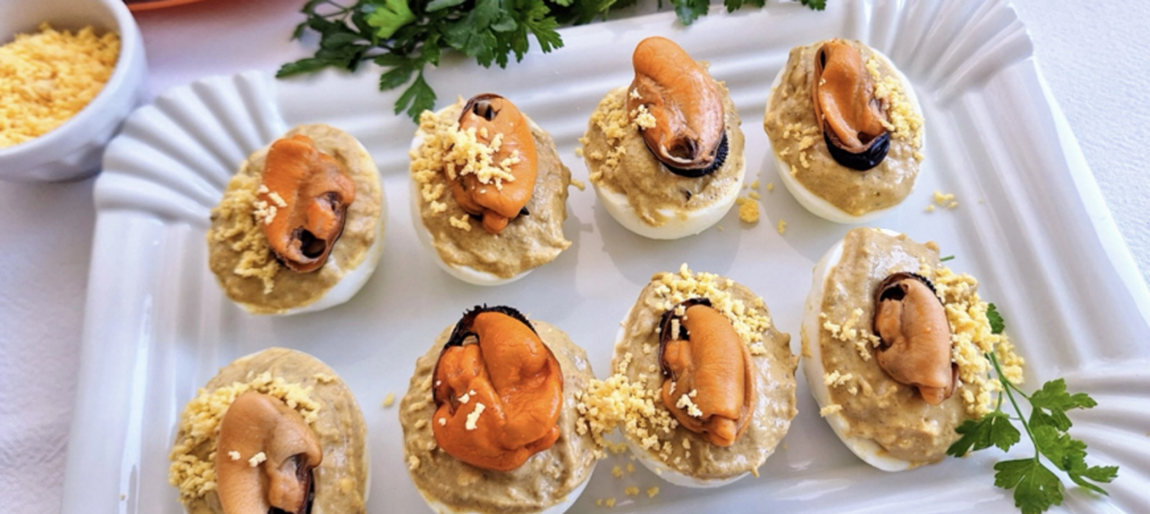 Huevos rellenos de mejillones en escabeche