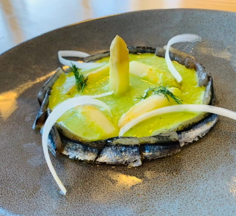 Ingredientes de Temporada Guisantes y Espárragos