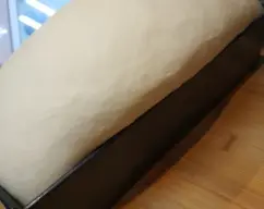 Step <p>A 20 minutos del final de la subida, precaliente el horno a 180 ° C y luego hornee el pan en un horno caliente durante 40-45 minutos (180 ° C). Retirar con cuidado del horno y dejar enfriar el pan durante 10-15 minutos en el molde, luego retirar del molde y dejar enfriar por completo sobre una rejilla.</p><p><br></p><p>Buen provecho</p> illustration