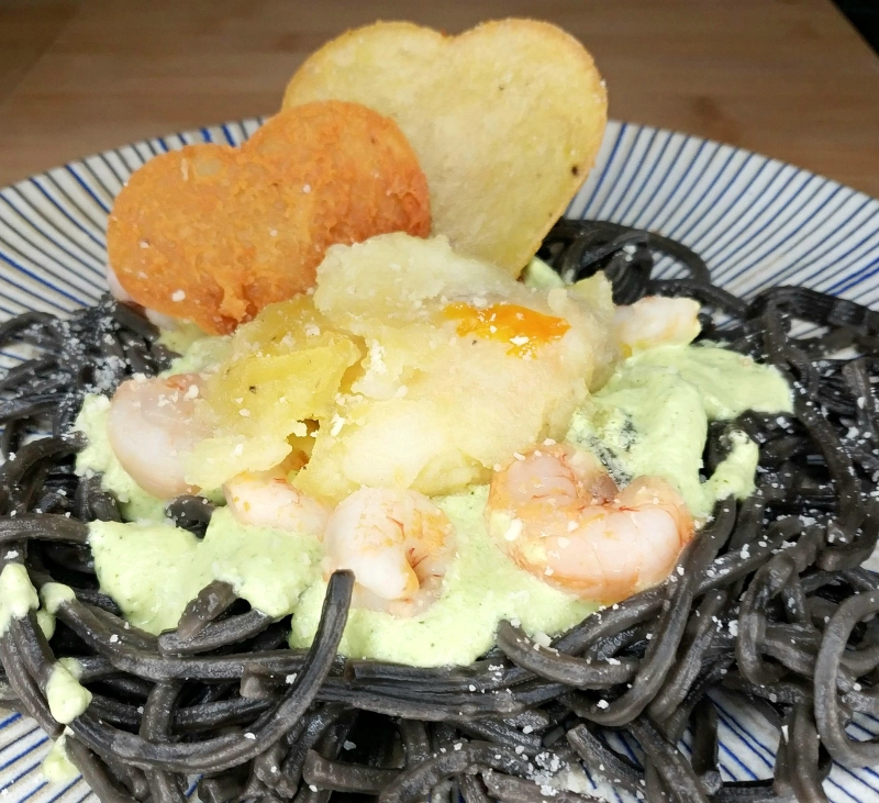 Espaguetis con pesto de calabacín y corazón de patata