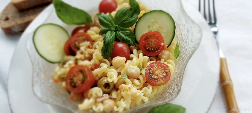Ensalada de pasta y garbanzos con vinagreta