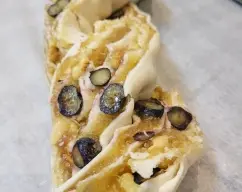 Step <p>Pintamos con un poco de nata.</p><p>Horneamos 20 minutos a 200°, calor arriba y abajo.<br></p> illustration