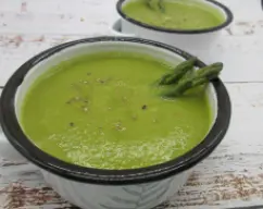 Step <p>Añadimos el zumo de naranja y trituramos 30 seg/vel 10 . Espolvoreamos con pimienta negra molida y emplatamos.</p><p>Colocamos la sopa con las puntas de los espárragos y en otro plato las brochetas de pollo.</p><p>Buen provecho</p> illustration