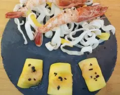 Step <p>Mientras tanto, pele los langostinos, séquelos con papel de cocina e introdúzcalos en 2 bolsas para envasar al vacío. Selle con la máquina de envasar al vacío.</p> illustration