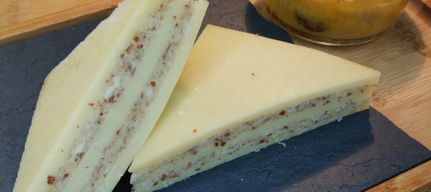 "Milhojas" de queso y chutney de mango con moscato