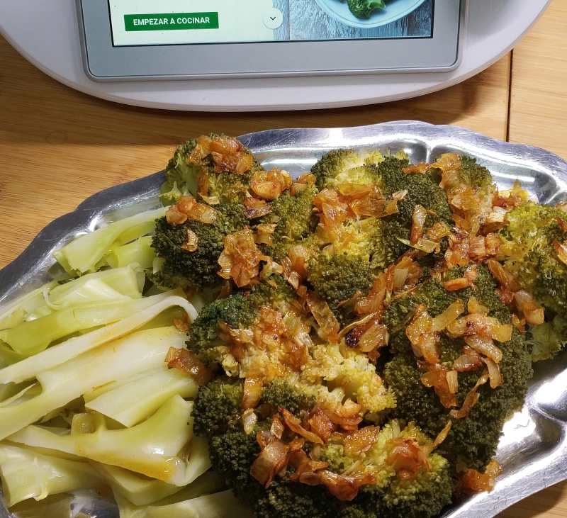 Brócoli al vapor con sofrito de cebolleta