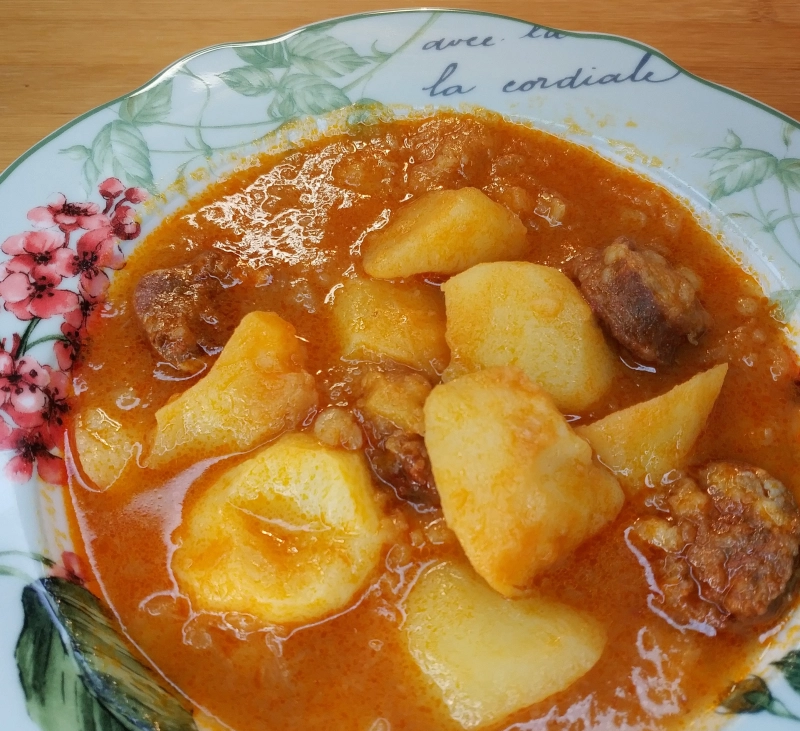 Patatas con chorizo (2 raciones)