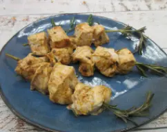 Step <p>Ponemos en el vaso los espárragos y el agua, troceamos 4 seg/vel 5 colocamos el recipiente varoma en su posicion con las puntas y las brochetas y cocinamos 15 min/100°C/vel 1.</p> illustration