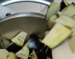 Step <p>Agregamos la berenjena y sofreímos 10 min/120°C/giro inverso/vel cuchara.<br></p> illustration