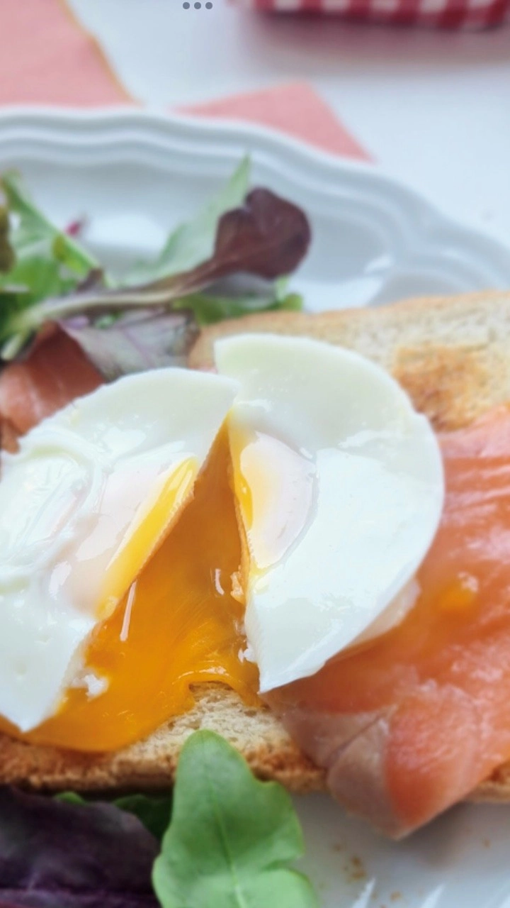Huevos en mode universo, con tosta de salmón ahumado