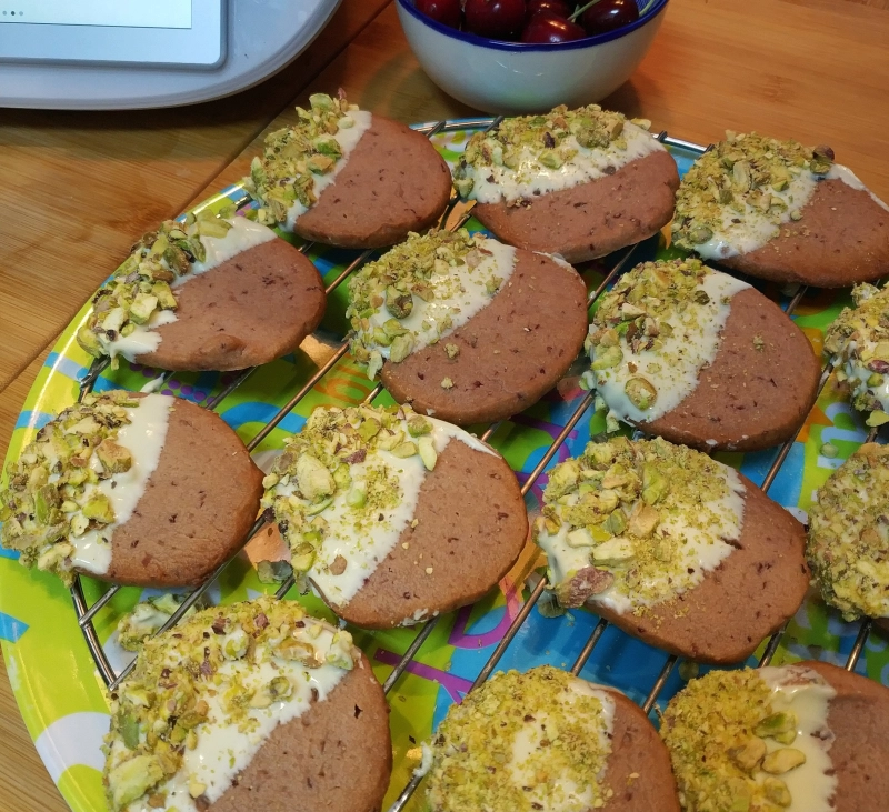 Galletas con fruta de temporada CEREZAS y pistachos.