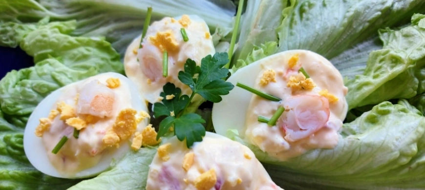 Huevos rellenos de langostinos
