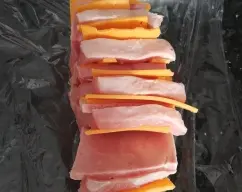 Step <p>Mientras tanto, vamos a realizar unos cortes a la cinta de lomo a lo largo (perpendicular al sentido de corte habitual) sin llegar a cortar totalmente los filetes, de tal manera que queden unidos por la base.</p> illustration