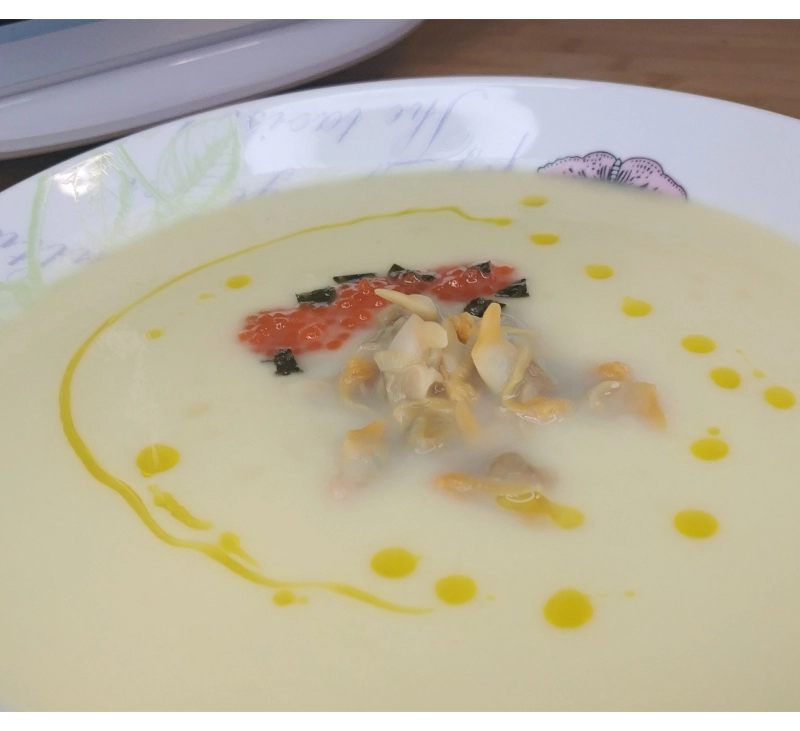 Una cena ligera con crema de apionabo y berberechos