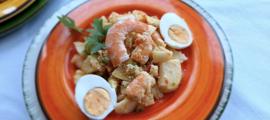 Ensalada de patatas y langostinos con vinagreta"a mi manera"