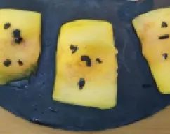 Step <p>Fría en una sartén con aceite de girasol unos fideos de arroz para colocar los langostinos encima, junto con unas escamas de sal.</p><p>Otra manera de servir es cortando unas rodajas finas de mango y enrollar el langostinos sin cabeza y sal por encima en escamas</p> illustration