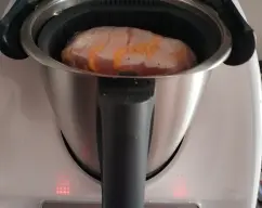 Step <p>Coloque el cestillo en su posicion y colocamos la tapa y el cubilete. Programe 30 min/Varoma/vel 2.</p> illustration