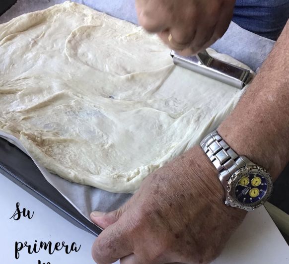 Un padre chef, hace su primera masa de pizza