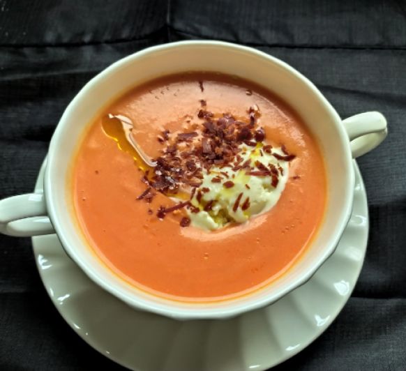 Salmorejo con helado de queso Idiazabal y crujiente de jamón