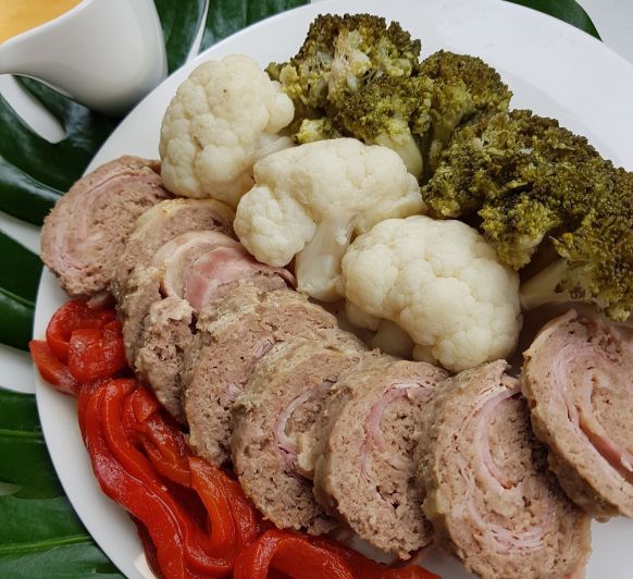 Fiambre de carne con brocoli y coliflor y salsa de pimientos rojos
