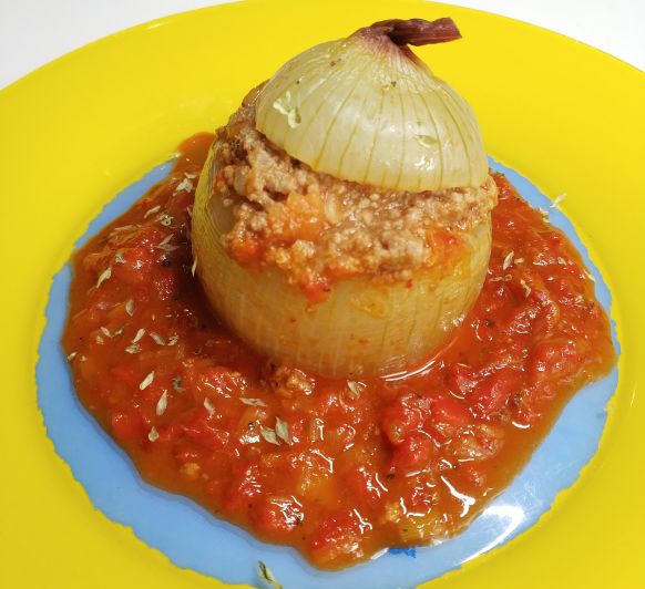 Cebolla rellena de carne con salsa de pimiento