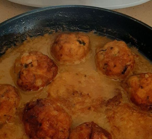 Albóndigas de pollo con patatas a la importancia